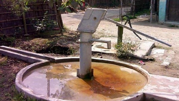 Singrauli news : हैंडपंप से निकलने लगा जहर, दूषित पानी पीने से एक के बाद एक बीमार हुए 40 लोग