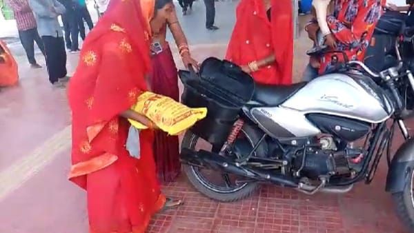 बेबस पिताः एंबुलेंस नहीं मिलने पर नवजात शव को bike की डिग्गी में लेकर DM ऑफिस पहुंचा व्यक्ति