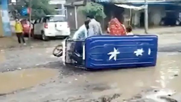 VIDEO: सीतापुर में गाड़ी में बैठे रहे DM और SP, सामने गड्ढे में पलटा ई-रिक्शा लेकिन फिर भी नहीं रुके