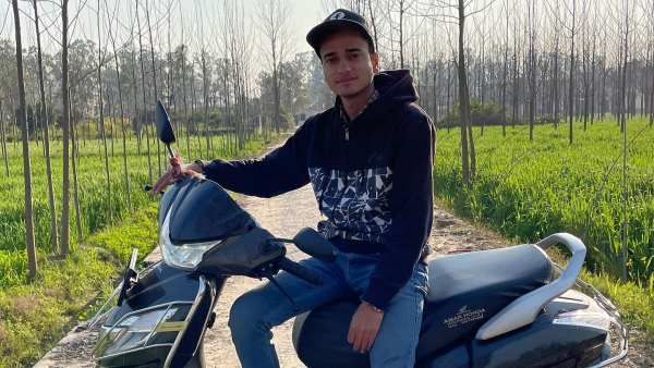 8वीं क्लास के बच्चे को मिला मोबाइल, बदल गई जिंदगी, अब 7-8 लाख रुपये की कमाई