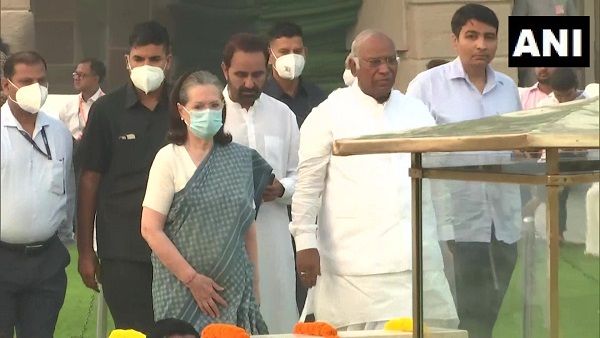 गांधी जंयती: सोनिया गांधी-मल्लिकार्जुन खड़गे पहुंचे राजघाट, बापू को दी श्रद्धांजलि