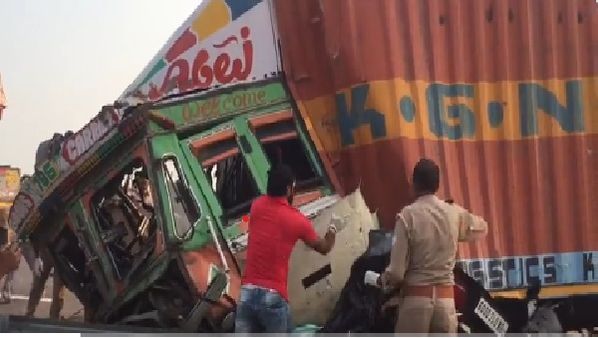 UP: सुल्तानपुर में दर्दनाक हादसा, कंटेनर से भिड़ी BMW, 4 की मौत