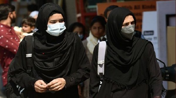 Karnataka hijab ban पर दोनों जजों की राय अलग, SC की बड़ी बेंच को भेजा गया केस
