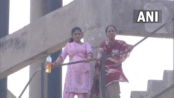 Teacher Protest on Water Tank: नौकरी की मांग को लेकर पानी टंकी पर चढ़ी टीचर, बोलीं- सिर्फ झूठे वादे मिल रहे