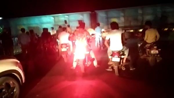 MP: रेल पटरी पर बैठकर शराब पी रहे थे, इतने में आ गई ट्रेन, तीन युवकों का दर्दनाक अंत