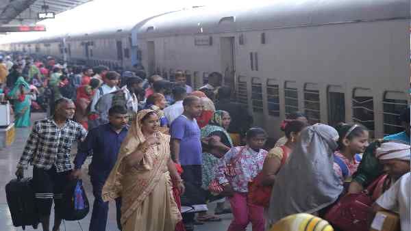 Chhath Puja 2022: रेलवे चला रहा है 250 से ज्यादा स्पेशल ट्रेन, बिहार के इन शहरों तक यात्रा हुई आसान