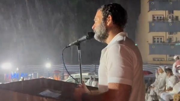 VIDEO: भारी बारिश में जनसभा को संबोधित करते दिखे राहुल गांधी, कांग्रेस बोली- कोई बहाना नहीं,केवल जुनून