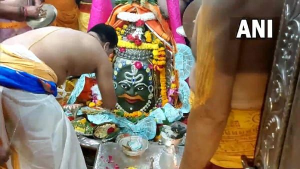 Diwali 2022 : महाकाल दरबार में दिवाली, पुजारियों ने फुलझड़ी जलाकर किया पर्व का शुभारंभ