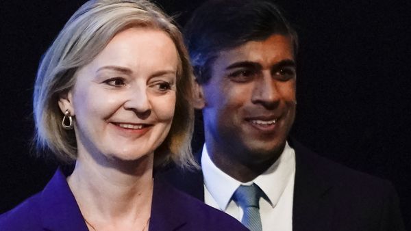 लिज ट्रस की जल्द जा सकती है कुर्सी! क्या पर्दे के पीछे से सारा खेल ऋषि सुनक खेल रहे हैं?