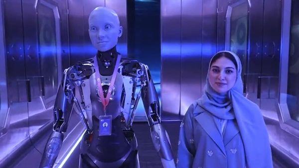 The Museum of Future: दुबई में दुनिया के सबसे एडवांस रोबोट Ameca को मिली नौकरी, लोग बोले- ये नौकरी खा जाएगी
