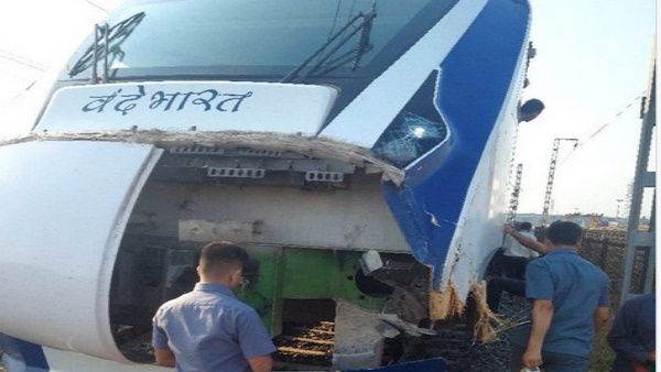 वंदे भारत एक्सप्रेस के तीसरी बार एक्‍सीडेंट के बाद कांग्रेस ने कसा तंज, लोग बोले- ये लकड़ी के भूसे से बनी है