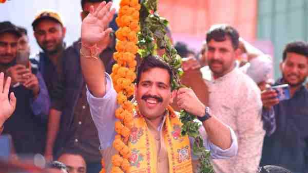 शिमला ग्रामीण सीट पर हैं सबकी नजरें, पिता वीरभद्र सिंह की राजनीतिक विरासत को आगे बढ़ा रहे विक्रमादित्य