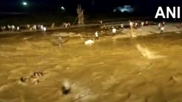 पश्चिम बंगाल: दुर्गा मूर्ति विसर्जन के दौरान बड़ा हादसा, नदी में बहने से 8 लोगों की मौत, कई लापता