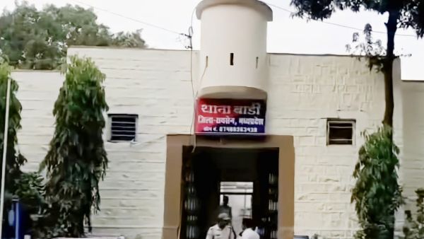 CM से शिकायत के बाद बाड़ी थाने के TI सहित 4 पुलिसकर्मी सस्पेंड, ₹2 लाख लेकर केस नहीं किया था दर्ज