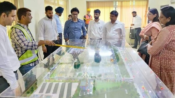 Indore news : स्वच्छता का सीक्रेट जानने UP से इंदौर आया अधिकारियों का दल, जमकर की सराहना