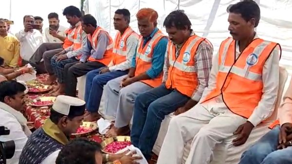 Bhopal Nagar Nigam : मंत्री, विधायकों ने सफाई कर्मियों के थाली में रखकर धोए पैर, तिलक लगाकर बरसाए फूल