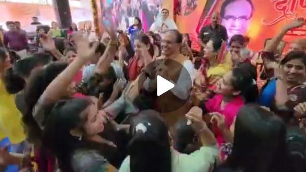 CM Shivraj ने अनाथ बच्चों के साथ किया डांस, 'बम-बम बोले, मस्ती में डोले' पर जमकर की मस्ती, VIDEO