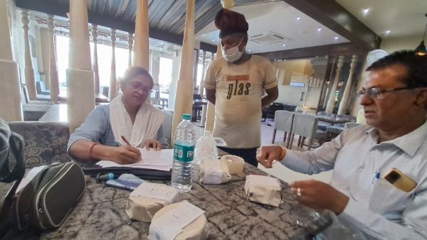 Bhopal Latest News : भोपाल के कोलार में बापू की कुटिया रेस्टोरेंट के खाने में निकला कॉकरोच, लाइसेंस हुआ निरस्त