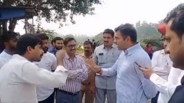 यमुना में एंटीफोमिंग एजेंट को लेकर भड़के BJP सांसद, तो लोगों ने सुनाई खरी-खरी,सौरभ भारद्वाज ने शेयर किया Video