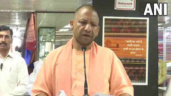 सीएम योगी ने गांधी जी और लाल बहादुर शास्त्री को दी श्रद्धांजलि, बोले- एक जिला-एक उत्पाद को बनाएं कामयाब