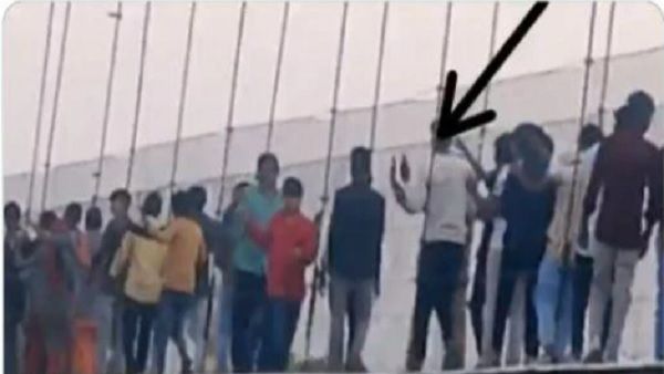 Fact Check: मोरबी के पुल में पैरों से ठोकर मारते हुए लोगों का वीडियो हो रहा है वायरल, जानें क्या है सच?
