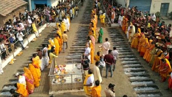 दहकते अग्निकुंड पर चलकर करते हैं मनौती पूरी, सदियों से चली आ रही परंपरा