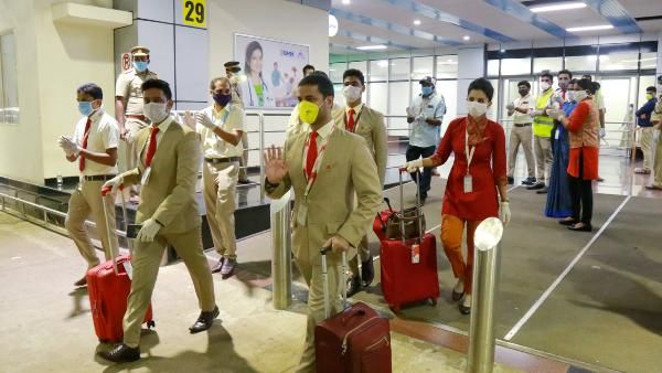 Air India Crew Look: पुरुषों के 'क्रू कट' पर प्रतिबंध, महिला अटेंडेंट नहीं पहन सकेंगी मोती की इयररिंग