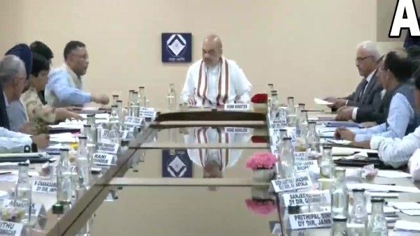 गृह मंत्री अमित शाह की IB अफसरों के साथ हाई लेवल बैठक, जानें किन मुद्दों पर हुई चर्चा