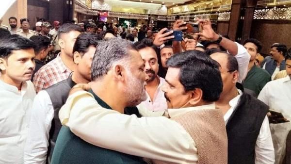 दोस्ती में बदली दो बहुबलियों की दुश्मनी, सब कुछ भूलकर मिले गले, नीतीश-तेजस्वी भी हुए उनकी खुशी में शामिल