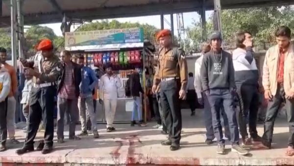 बरेली जंक्शन पर टीटी ने राजधानी एक्सप्रेस से फौजी को दिया धक्का, ट्रेन के नीचे आने से कटे दोनों पैर