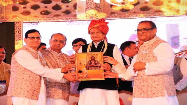 Rajasthan में महावीर जी में गहलोत के दौरे के दौरान लगे पायलट के समर्थन में नारे, जानिए पूरा मामला