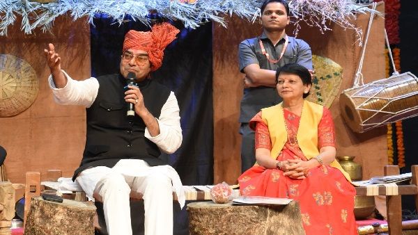 अभिनेता आशुतोष राणा का देशी अंदाज, खटिया पर बैठ, बुंदेली में बतियाये, संस्मरण सुनाए