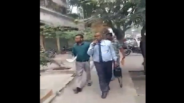 FD बेचने के लिए बैंक अधिकारी ने अपनाया अनोखा तरीका, माइक और स्पीकर लेकर मुंबई की सड़कों पर उतरा