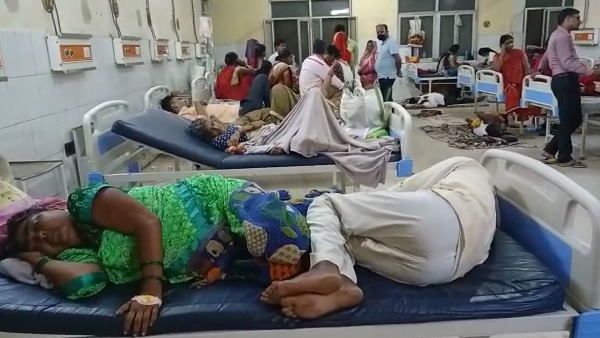 बलिया के जिला अस्पताल में नहीं हैं स्ट्रेचर, चादर में मरीज को ले जाते परिजनों का वीडियो हुआ वायरल