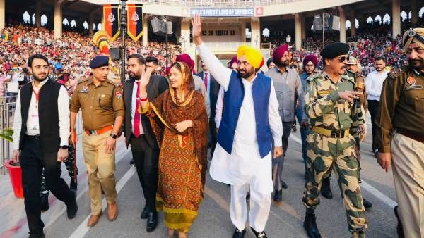 पंजाब: सीएम मान पत्नी संग वाघा बॉर्डर पहुंचे, कहा- ये पल मेरे लिए यादगार