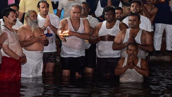 कार्तिक पूर्णिमा: छत्तीसगढ़ के CM भूपेश बघेल ने खारुन नदी में लगाई डुबकी, कार्तिक पुन्नी मेला की दी बधाई