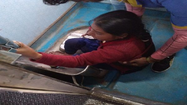 ट्रेन के टायलेट में महिला का पैर फंसा, 100 किलोमीटर बाद रेस्क्यू किया गया