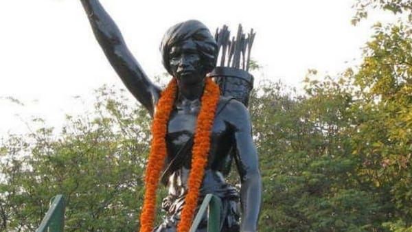 umaria news : बिरसा मुंडा की प्रतिमा लगाने के लिए दान में दे दी 2 एकड़ जमीन, खुद रहने लगे झोपड़ी में