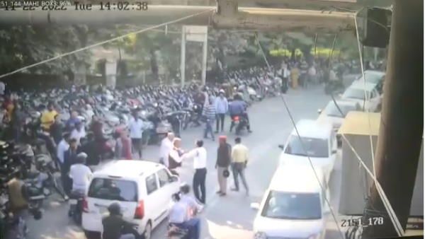 कानपुर में सड़क पर अधिवक्ता और पुलिसकर्मी के बीच हाथापाई, घटना सीसीटीवी में हुई कैद