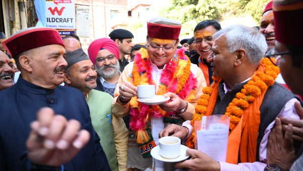 Himachal pradesh election:भाजपा प्रत्याशी संजय सूद ने धामी को पिलाई चाय,हर जगह चाय वाले प्रत्याशी के चर्चे