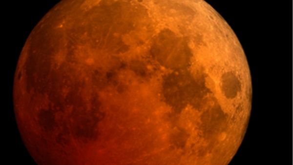 Chandra Grahan 2022 Niyam: चंद्र ग्रहण के बाद घर की सुख-शांति के लिए जरूर करें ये काम और इन वस्‍तुओं का दान