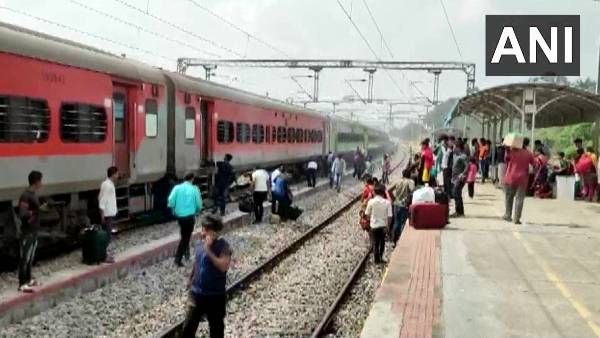 Andhra Pradesh: बेंगलुरु-हावड़ा एक्सप्रेस ट्रेन के डिब्बे में लगी अचानक आग, बड़ा हादसा टला