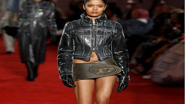 ड्रेस पहनकर निकली बाहर, 20 मिनट बाद ही आना पड़ा घर, डीजल ने लॉन्च किया 75 हजार रुपये का स्कर्ट, आप भी देखें