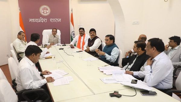 खाद संकट से सरकार चिंतित, सीएम बोले- किसान को लाइन में न लगना पड़े, मंत्री बोले-पानी की व्यवस्था करें