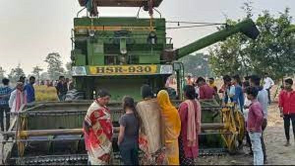 Deoria News: धान के खेत में खेल रही थीं बच्चियां,मौत बनकर आया कंबाइन