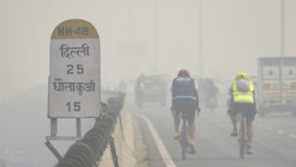 Delhi Weather: सर्दी के साथ-साथ दिल्ली में जहरीली हो रही हवा, AQI 332, न्यूनतम तापमान 8 °C
