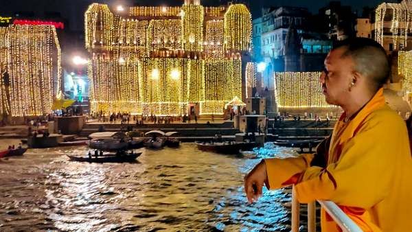 Dev Deepawali 2022: देव दीपावली से पहले जगमग हुए काशी के घाट, CM योगी ने किए दीदार, देखिए तस्वीरें
