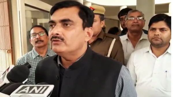 जिलाधिकारी इन्द्र विक्रम सिंह के प्रयासों से अलीगढ के बुजुर्ग को मिली ऑंखें, कहा-'साहब हैं भगवान् का रूप'