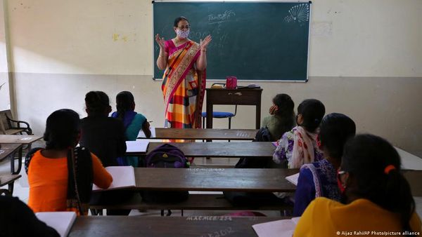 21-22 शैक्षणिक सत्र में 66 फीसदी स्कूल थे बिना इंटरनेट के