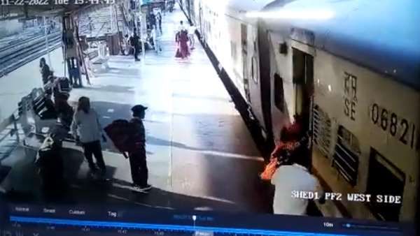 Fatehpur: चलती ट्रेन से गिरी महिला के लिए देवदूत बना GRP जवान, कुछ यूं बचाई जिंदगी